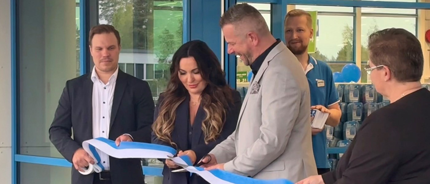 Kuvassa leikataan nauha Lohjan avajaisissa