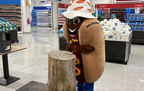 Bilteman Hodari-maskotti iskee naulaa vasaralla