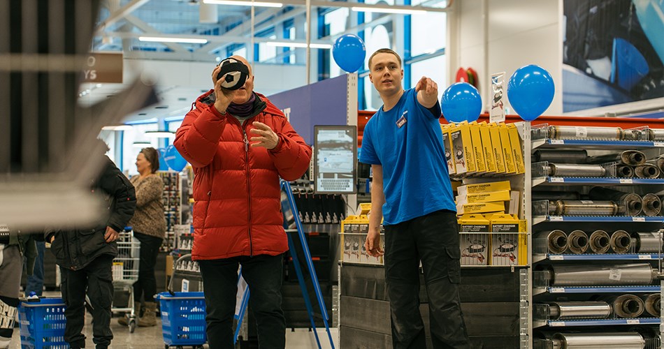 Mies heittää tarrapalloa