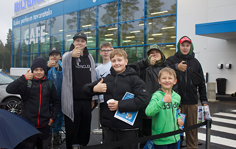 Iloiset pojat Biltema Lohjan edessä