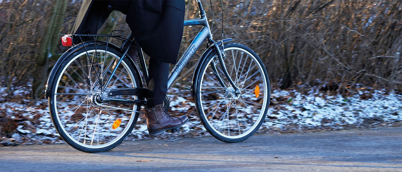 Näin pyöräilet turvallisesti ja mukavasti pimeillä, lumisilla ja jäisillä teillä